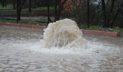 Adana’da Sağanak Kabusu: Caddeler Göle Döndü Çiftçiler Seferber Oldu
