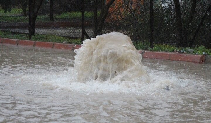 Adana’da Sağanak Kabusu: Caddeler Göle Döndü Çiftçiler Seferber Oldu