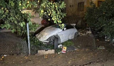 Adana’da otoyolda can pazarı lastiği patlayan otomobil şarampole devrildi.