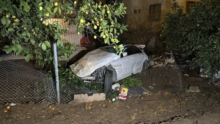 Adana’da otoyolda can pazarı lastiği patlayan otomobil şarampole devrildi.