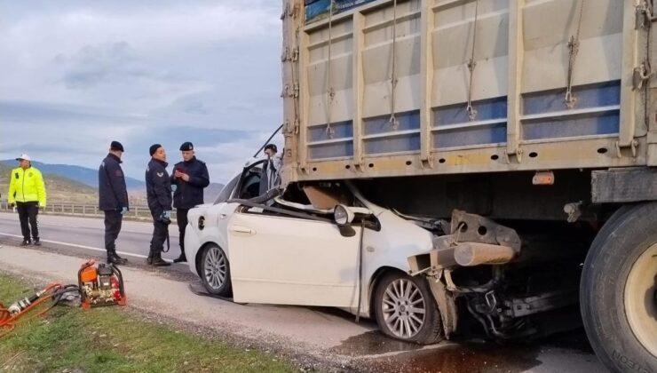 Cenazeye Giden Aileyi Kaza Ayırdı: Otomobil Tırın Altına Girdi.