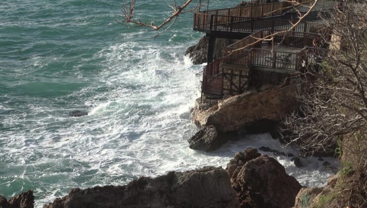 Antalya’da Dalgalar Arasında Can Pazarı
