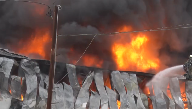 Ataşehir’de fabrikada çıkan yangın paniğe neden oldu