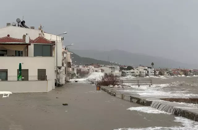 Dev Dalgalar Karayı Yuttu: Küçükkuyu’da Lodos Dehşeti