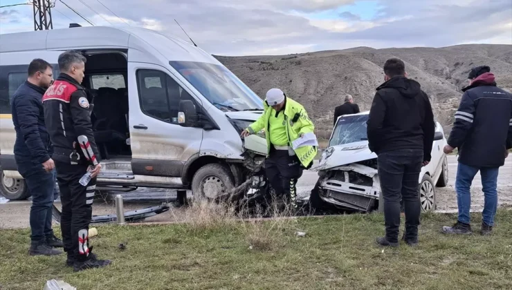 Beypazarı’nda Korkunç Çarpışma: Otomobil ve Minibüs Birbirine Girdi