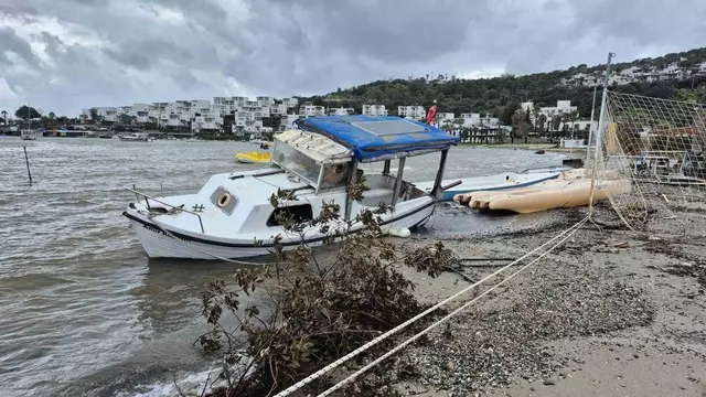 Bodrum’da Fırtına Tekne ve Ulaşımı Vurdu: Kıyıya Sürüklenen Tekneler Hasar Gördü