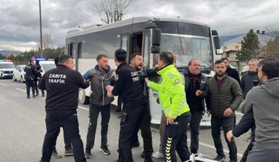 Bolu’da Ortalık Karıştı: Kazazede Yakınları Polise Saldırdı, Biber Gazlı Müdahale Geldi