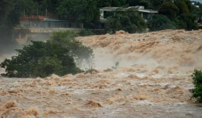 Brezilya sular altında: Şiddetli yağışlar can aldı ve yollar nehre dönüştü