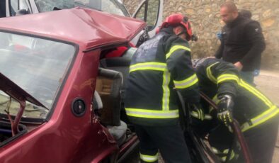 Bucak’ta Feci Kaza: Tofaş ile Minibüs Kafa Kafaya Çarpıştı, Genç Çift Hayatını Kaybetti
