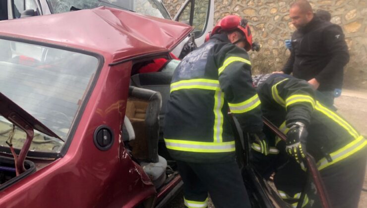 Bucak’ta Feci Kaza: Tofaş ile Minibüs Kafa Kafaya Çarpıştı, Genç Çift Hayatını Kaybetti