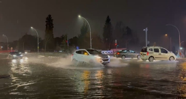 Bursa’da sağanak sonrası cadde göle döndü, rögarlar taştı