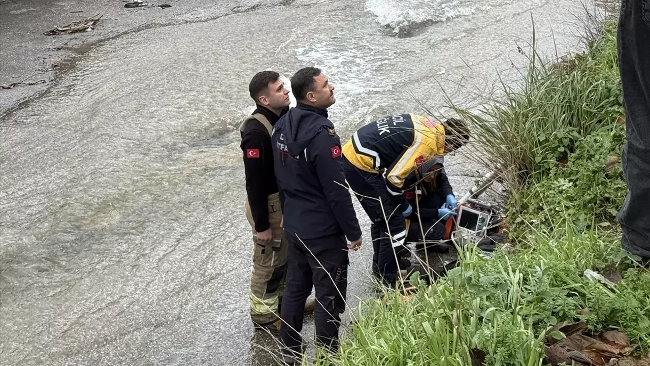 Bursa’da dereye düşen adam kalp masajıyla hayata döndürüldü
