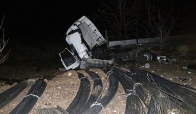 Çankırı’da Feci Kaza: Tomruk Yüklü Dev Araç Şarampole Yuvarlandı!