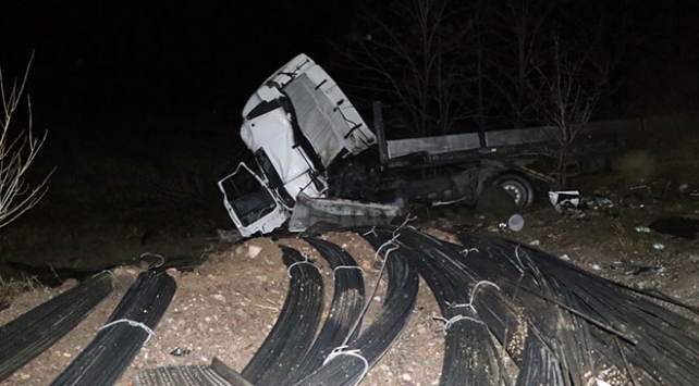 Çankırı’da Feci Kaza: Tomruk Yüklü Dev Araç Şarampole Yuvarlandı!