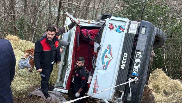 Cide’de Can Pazarı: Saman Yüklü Kamyonet Şarampole Uçtu