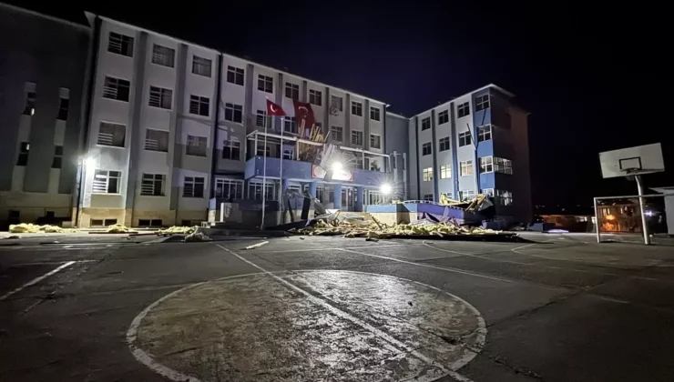Düzce’de Fırtına Dehşeti: Lisenin Çatısı Uçtu Eğitim Durdu