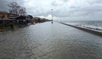 Edremit’te Lodos Kabusu: Deniz Taştı İşletmeleri Sular Altında Bıraktı