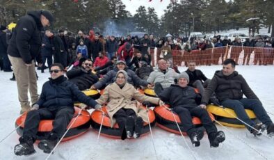 Eğriçimen Yaylası’nda İlk Kış Festivali Coşkusu: Yüzlerce Kişi Ekskavatörle Kayak Yaptı