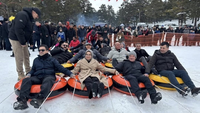 Eğriçimen Yaylası’nda İlk Kış Festivali Coşkusu: Yüzlerce Kişi Ekskavatörle Kayak Yaptı