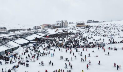 Erciyes’te Hafta Sonu Yoğunluğu: Pistler ve Teleferikler Dolup Taştı
