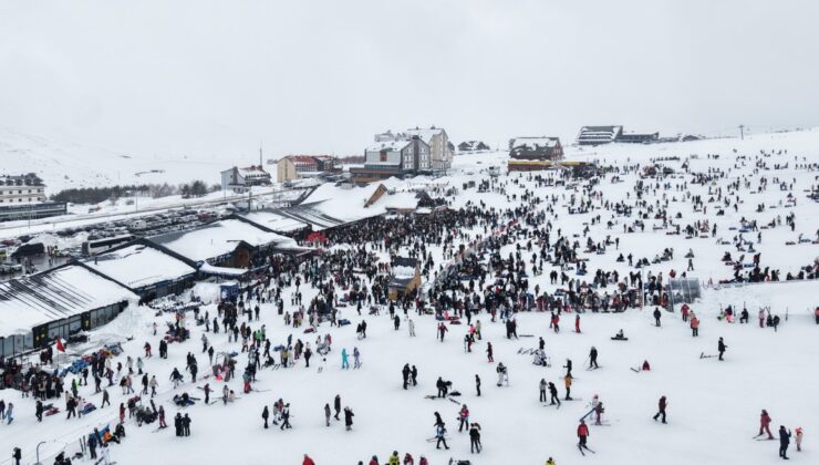Erciyes’te Hafta Sonu Yoğunluğu: Pistler ve Teleferikler Dolup Taştı
