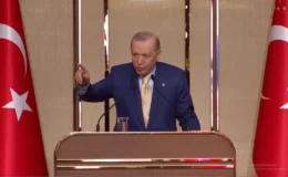 Erdoğan kürsüde donakaldı! Konuşmasını aniden kesti ve salondaki o kişiyi işaret etti.