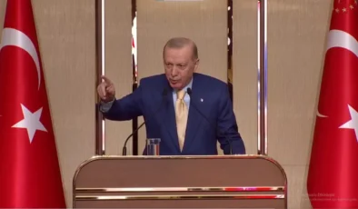 Erdoğan kürsüde donakaldı! Konuşmasını aniden kesti ve salondaki o kişiyi işaret etti.