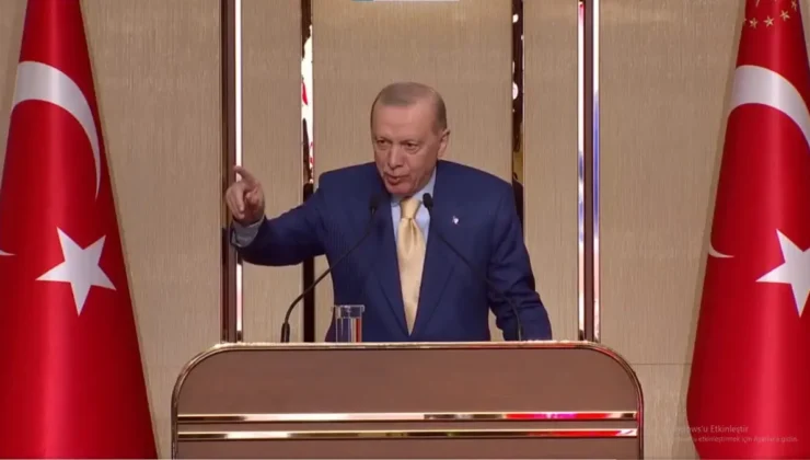 Erdoğan kürsüde donakaldı! Konuşmasını aniden kesti ve salondaki o kişiyi işaret etti.