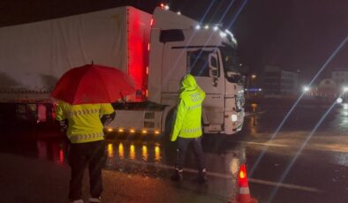 Erzincan’da Şiddetli Yağış ve Yoğun Sis Ulaşımı Felç Etti