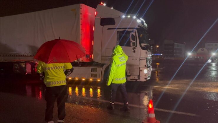 Erzincan’da Şiddetli Yağış ve Yoğun Sis Ulaşımı Felç Etti
