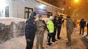 Erzurum’da Kar Fırtınasına Rağmen Gece Boyu Denetim: Polis Ekipleri Güvenlik İçin Sahada