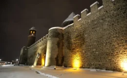 Erzurum’da Beyaz Masal: Tarihi Yapılar Bir Metrelik Kar Altında Kaldı