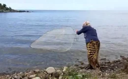 79 Yaşında Azmiyle İlham Veriyor! Rize’de Fatma Teyze’nin Balık Avı Sosyal Medyada İlgi Odağı Oldu