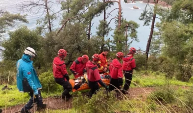 Fethiye’de Kayalıklara Düşen Genç İçin Zamanla Yarış! Mahsur Kaldığı Noktadan Ekipler Kurtardı.