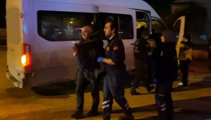 İnegöl’de Servis Minibüsü ile Otomobil Çarpıştı: 9 Kişi Yaralandı