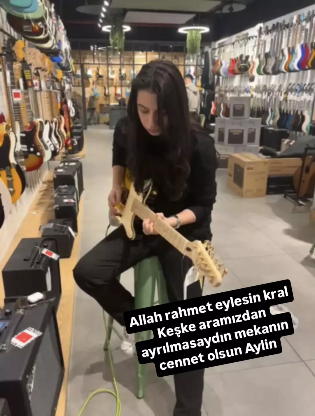 İstanbul’da Metroda Raylara Atlayarak İntihar Eden
