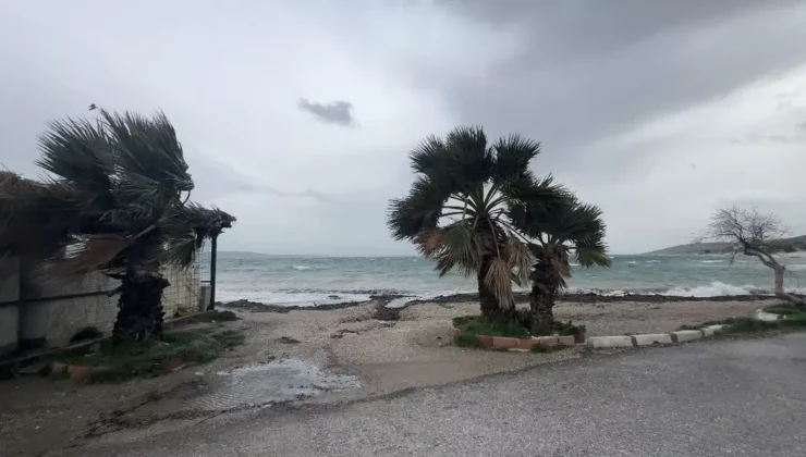 İzmir’de 50 Yıllık Rekor Kırıldı: Dev Dalgalar Şehri Kuşattı, Salı Günü İçin Kritik Uyarı