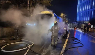 Kadıköy’de Gece Hareketliliği: Park Halindeki Midibüs Alevlere Teslim Oldu