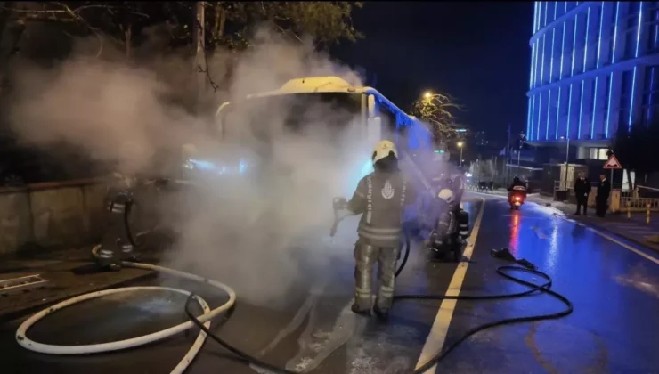 Kadıköy’de Gece Hareketliliği: Park Halindeki Midibüs Alevlere Teslim Oldu