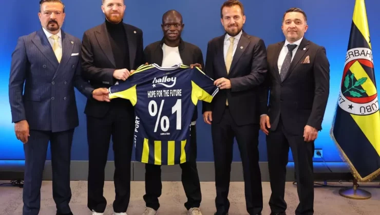 Kante’nin İmza Törenindeki Ayakkabı Detayı Gündem Oldu