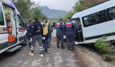 Karabük’te öğrenci minibüsü kontrolden çıktı: Çok sayıda yaralı var