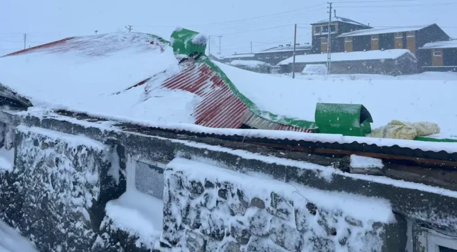 Kars’ta Kar Esareti: Yoğun Kar Yüküne Dayanamayan Ahırlar Çöktü