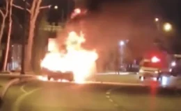 Kartal’da Seyir Halindeki Otomobil Alev Alev Yandı: Geceyi Aydınlatan Yangın Paniğe Neden Oldu