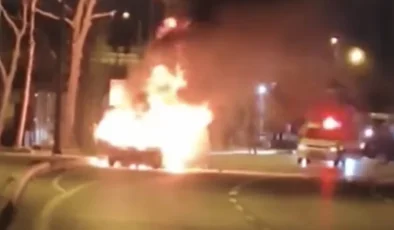 Kartal’da Seyir Halindeki Otomobil Alev Alev Yandı: Geceyi Aydınlatan Yangın Paniğe Neden Oldu
