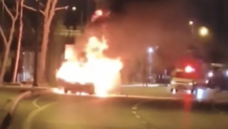 Kartal’da Seyir Halindeki Otomobil Alev Alev Yandı: Geceyi Aydınlatan Yangın Paniğe Neden Oldu