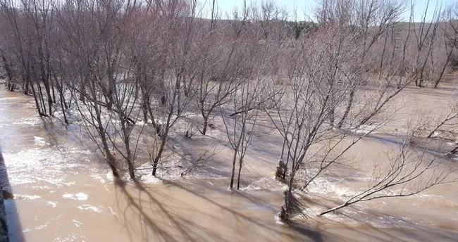Sivas’ta Kızılırmak Taştı: Köy Yolu Ulaşıma Kapandı, Tarım Arazileri Sular Altında Kaldı