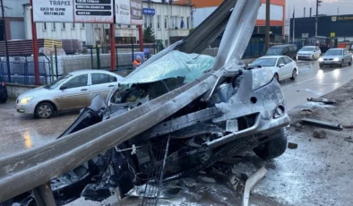 Kocaeli’de Dehşet Anları: Bariyerlere Ok Gibi Saplanan Otomobilden Sağ Çıktı!