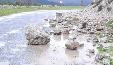 Koçarlı’da Yağış Sonrası Toprak Kayması Yolu Kapattı, Ekipler Hızla Müdahale Etti