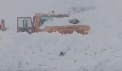 Kulp-Diyarbakır yolunda çığ faciası: Kar savurma aracı altında kaldı.
