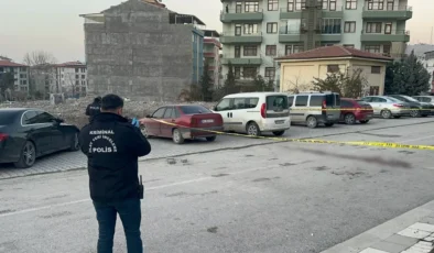 Parkta Dehşet! Tartışma Kanlı Bitti: İki Genç Ağır Yaralı, Saldırganlar Kaçtı